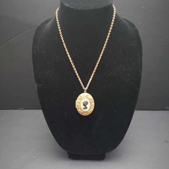 Vintage Victorian Mother of Pearl Black & Gold Tone Cameo Locket - Picture 2 of 5